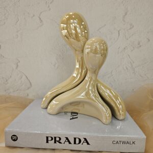 مجسمه آغوش دفرمه