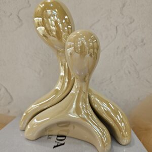 مجسمه آغوش دفرمه