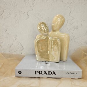 مجسمه آغوش بزرگ لاستر